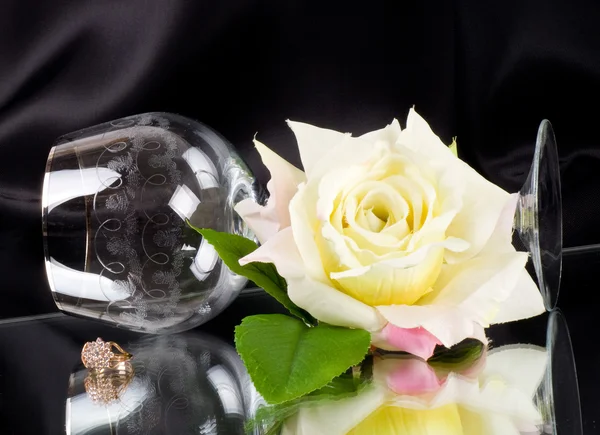 흰색 장미와 함께 아름 다운 와인 글라스 — 스톡 사진
