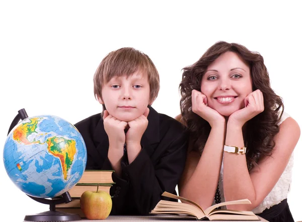 Kleiner Schüler mit Mutter und Globus — Stockfoto