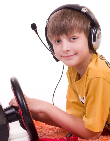 Pequeño niño sonriente escuchando música en auriculares — Foto de Stock