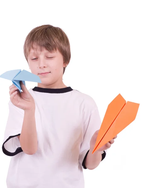 Маленький красивый мальчик с бумажными самолетами — стоковое фото