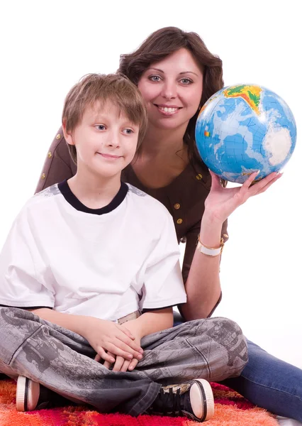 Kis iskolás az anya és a globe — Stock Fotó