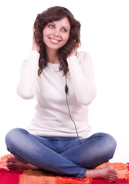 Γυναίκα που ακούει μουσική με ακουστικά — Φωτογραφία Αρχείου