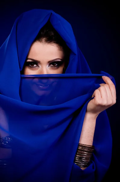 Krásná Arabská žena v barevné čadra — Stock fotografie