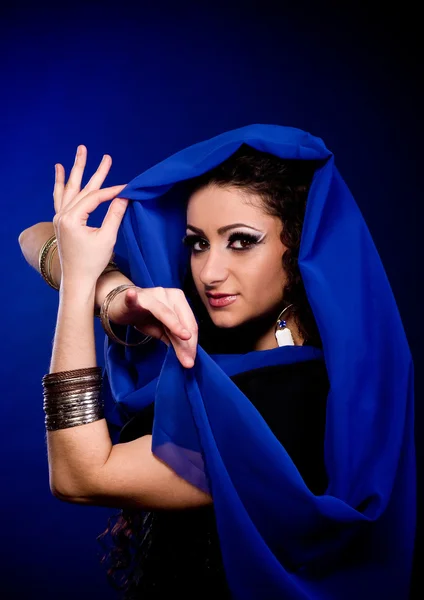 Mulher árabe bonita na cor yashmak — Fotografia de Stock
