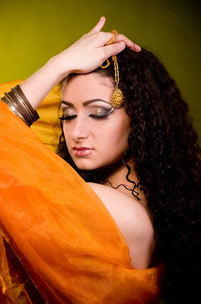 Hermosa mujer árabe en color yashmak — Foto de Stock