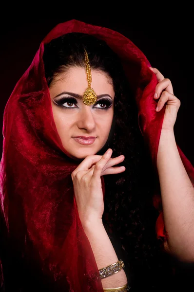 美丽的年轻女子在颜色阿拉伯衣服 — 图库照片