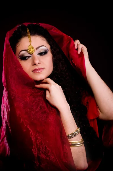 美丽的年轻女子在颜色阿拉伯衣服 — 图库照片