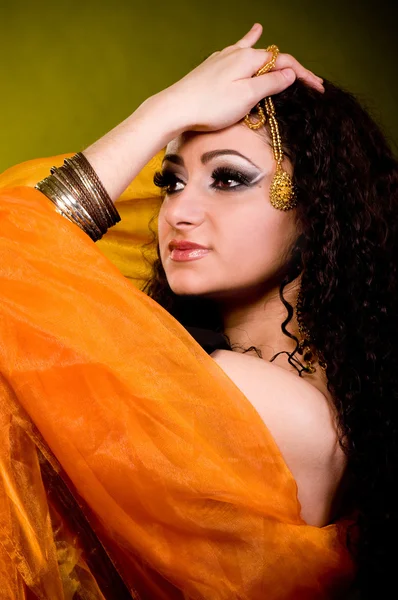 Красивая арабская женщина в цвете яшмак — стоковое фото