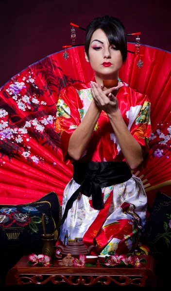 Mujer en traje rojo asiático — Foto de Stock