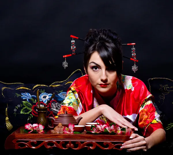 Kvinna i röd asiatiska kostym — Stockfoto