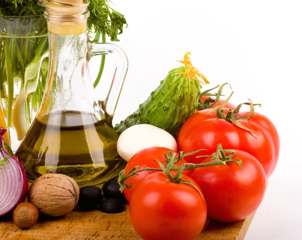 Olijfolie en tomaten en andere groenten — Stockfoto