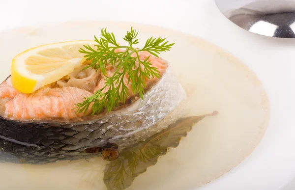 Smakelijke vissoep met zalm en citroen — Stockfoto