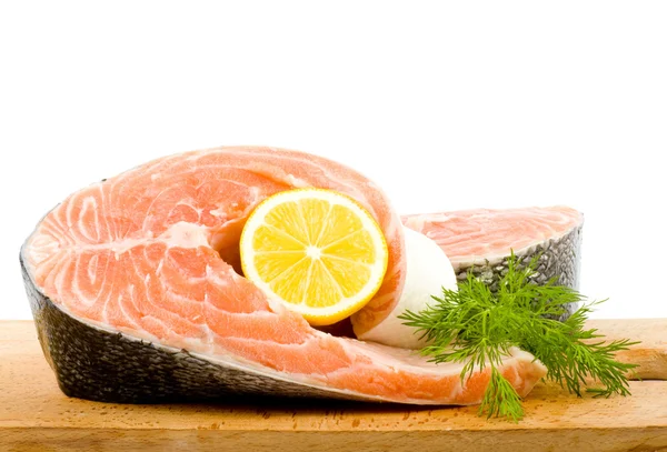 Trozo de salmón con limón —  Fotos de Stock