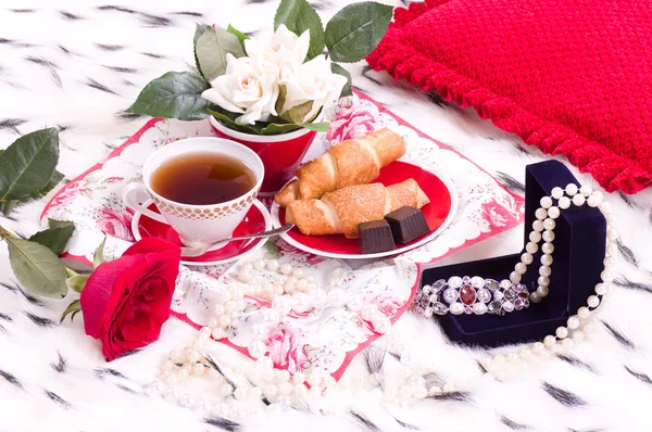 Café da manhã com presentes e rosa — Fotografia de Stock