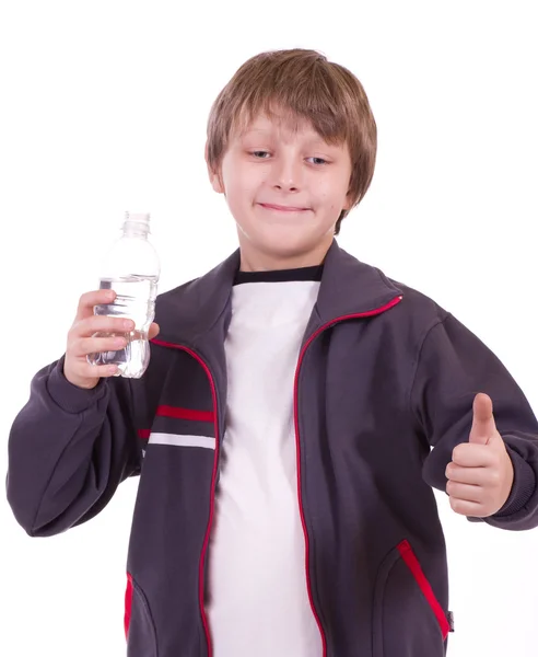 Pequeño niño hermoso bebe agua de una botella — Foto de Stock