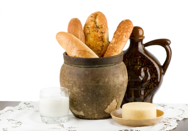 Belo conjunto de pão com leite e queijo — Fotografia de Stock