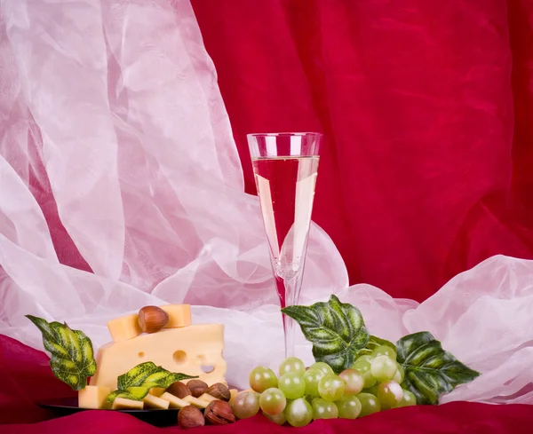 Композиція з вином, виноградом та сиром — стокове фото