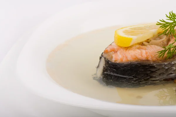 Smakelijke vissoep met zalm en citroen — Stockfoto