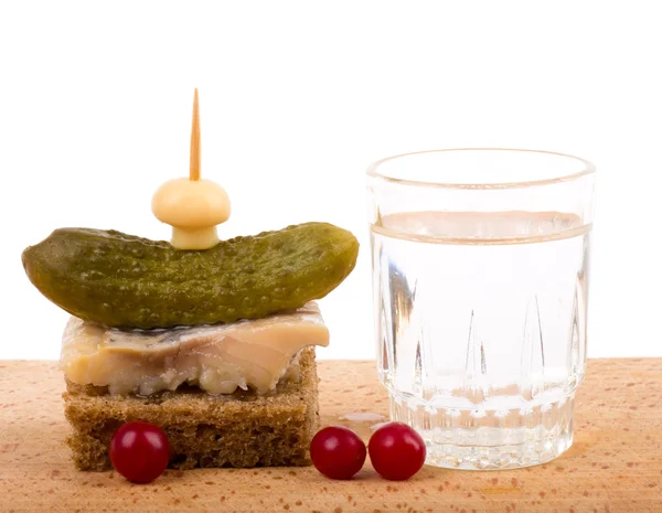 Smakelijke canapé en Russische wodka in wijnglas — Stockfoto