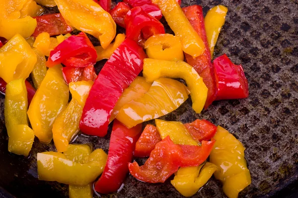 Läckra färg paprika i stekpanna — Stockfoto