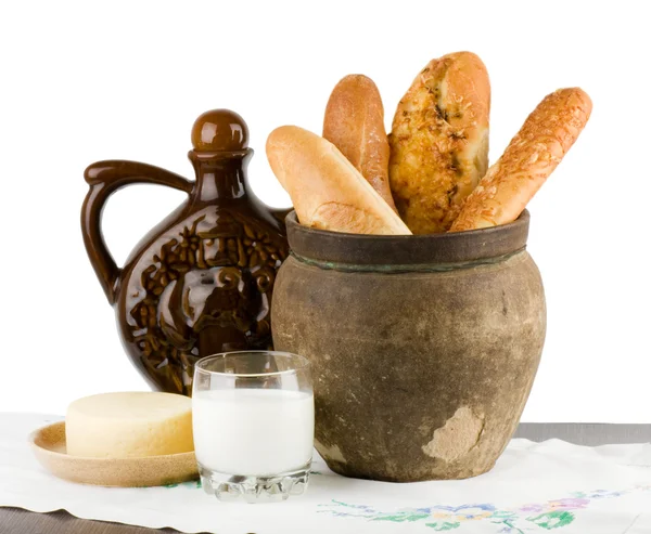 Schönes Brot-Set mit Milch und Käse — Stockfoto