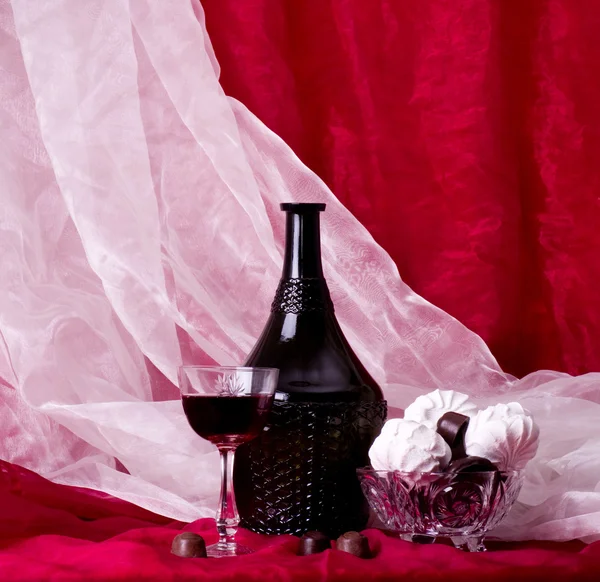 Wino w szkło i butelki z słodkie cukierki — Zdjęcie stockowe