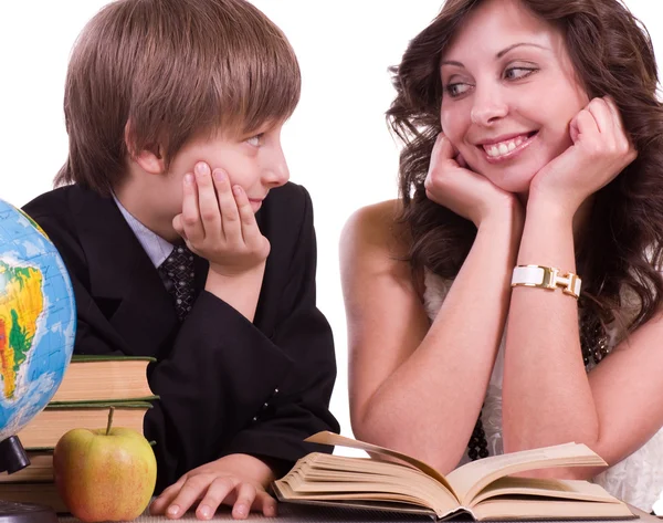 Schüler mit Mutter mit Buch, Apfel und Globus — Stockfoto