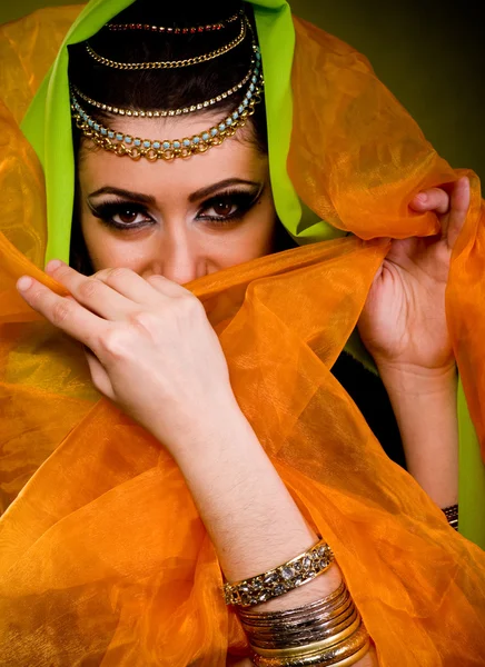 Красивая девушка в цветной арабской одежде — стоковое фото