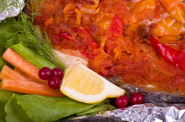 Жареный лосось с блюдами на гриле и овощами — стоковое фото