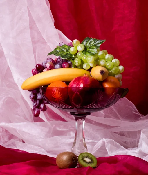 Vackra komposition med frukter på vas — Stockfoto
