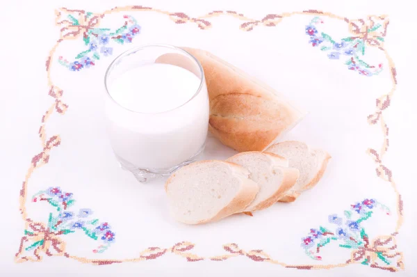 Vackra brödet med mjölk — Stockfoto