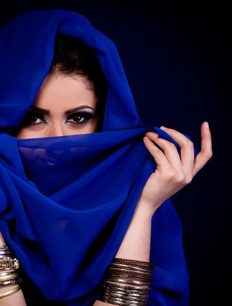 Piękna młoda kobieta w arabskich strojach kolor — Zdjęcie stockowe