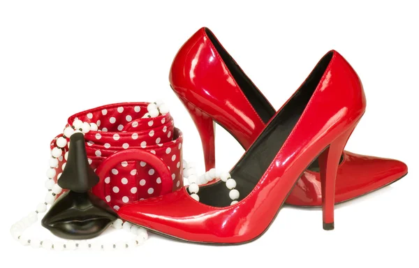 Zapatos rojos atractivos y frasco de perfume, perlas y cinturón — Foto de Stock