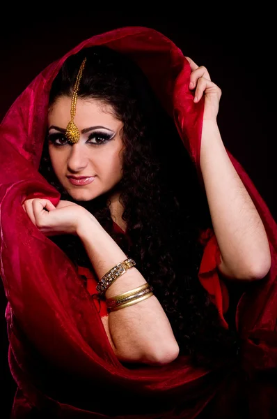 Vacker ung kvinna i färg arabian kläder — Stockfoto
