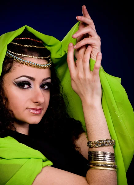 アラビア服の色の美しい若い女性 — ストック写真