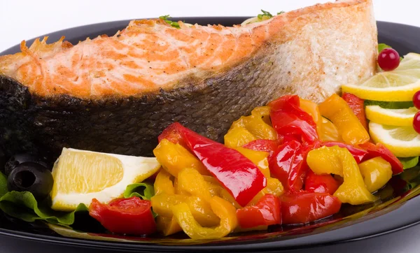 Salmón frito con verduras a la parrilla y limón —  Fotos de Stock