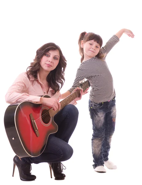 Матері і малою донькою з гітарою — стокове фото