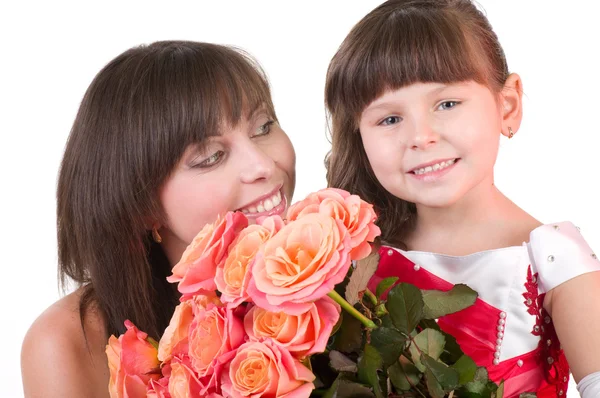 Mamma med dotter med rosa rosor — Stockfoto