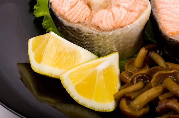 水煮美味三文鱼配蔬菜 — 图库照片
