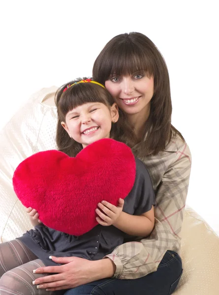 Mãe e sua filhinha abraçando com coração vermelho — Fotografia de Stock