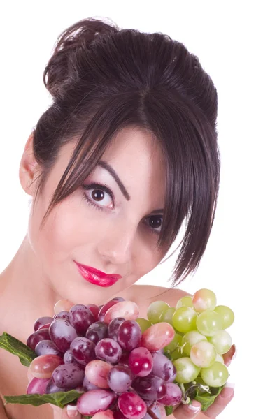 Красивая молодая женщина с виноградом — стоковое фото