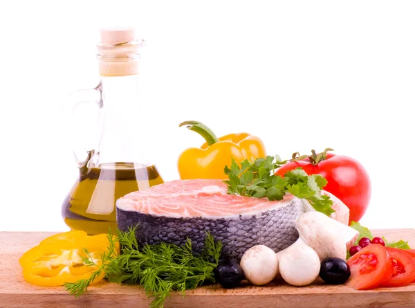 Stück Lachs mit Gemüse und Olivenöl — Stockfoto