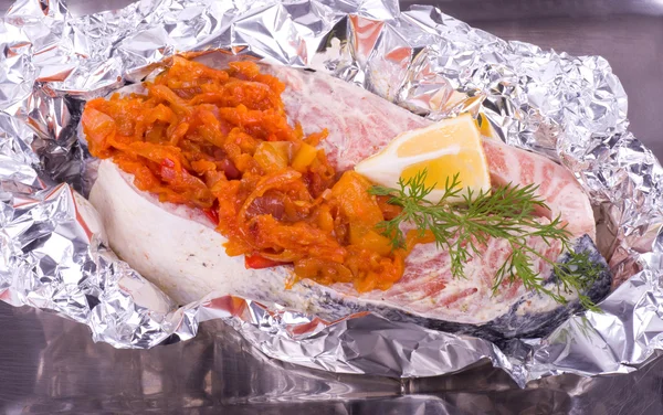 Nakládaný losos s grilovanou zeleninou — Stock fotografie