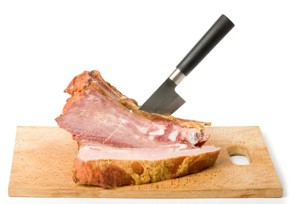 Smaczne wędzone mięso z nożem na białym tle — Zdjęcie stockowe