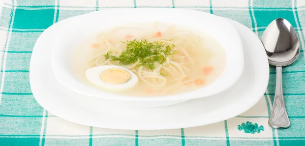 Lekkere kip heldere soep met ei op bord — Stockfoto