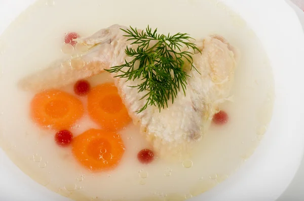 Вкусный куриный суп с куриным крылом в тарелке — стоковое фото