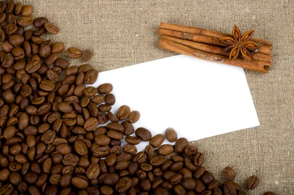 Hnědá káva se skořicí a koření — Stock fotografie