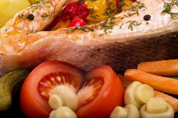 Жареный лосось с овощами на гриле — стоковое фото