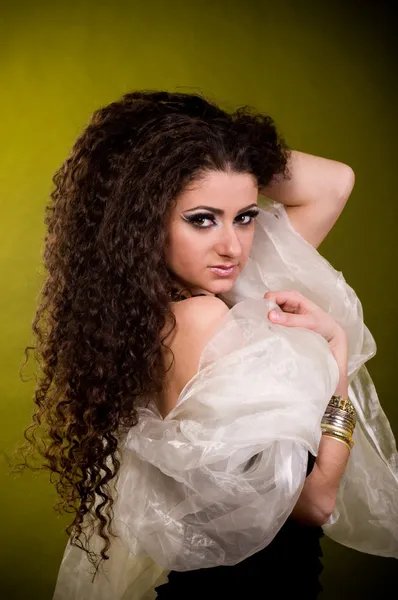 Hermosa mujer joven en color ropa árabe —  Fotos de Stock