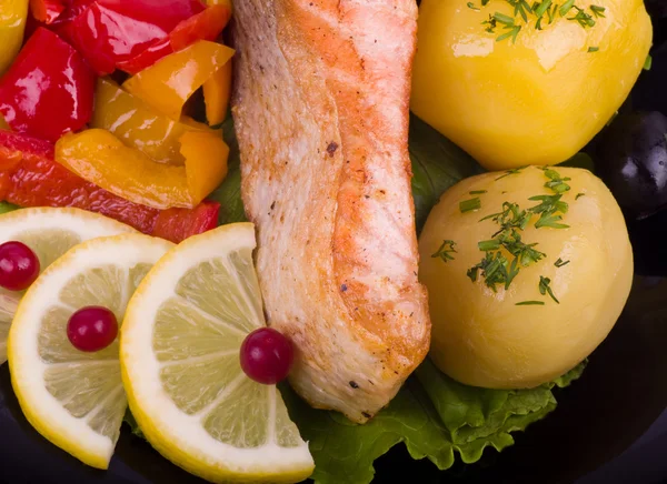 Smažený losos s grilovanou zeleninou — Stock fotografie